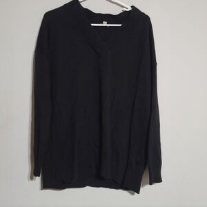 Black V-Neck Sweater‎